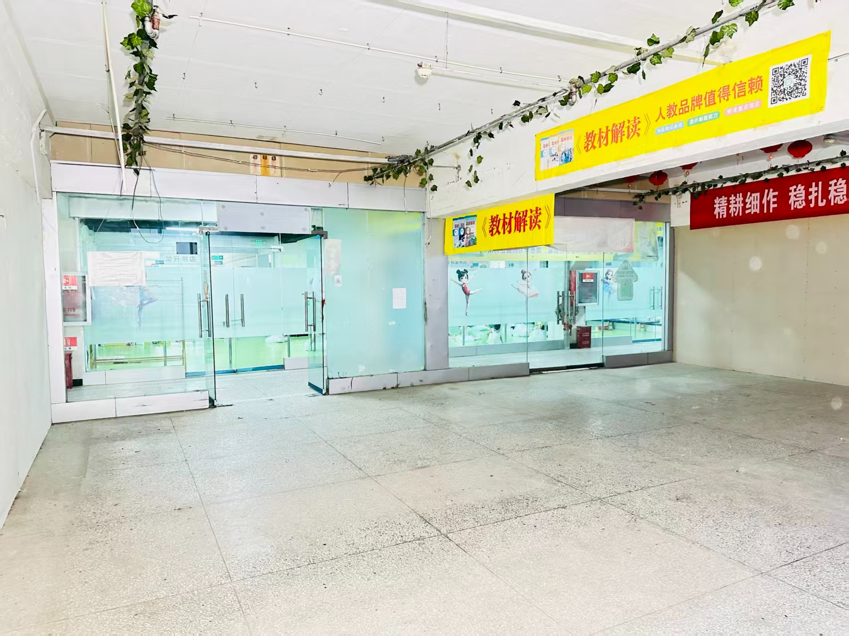龙翔北路提供写字楼、商铺、展示空间、直播间等多种面积选择，满足企业办公、研发、展示、运营等多元需求。