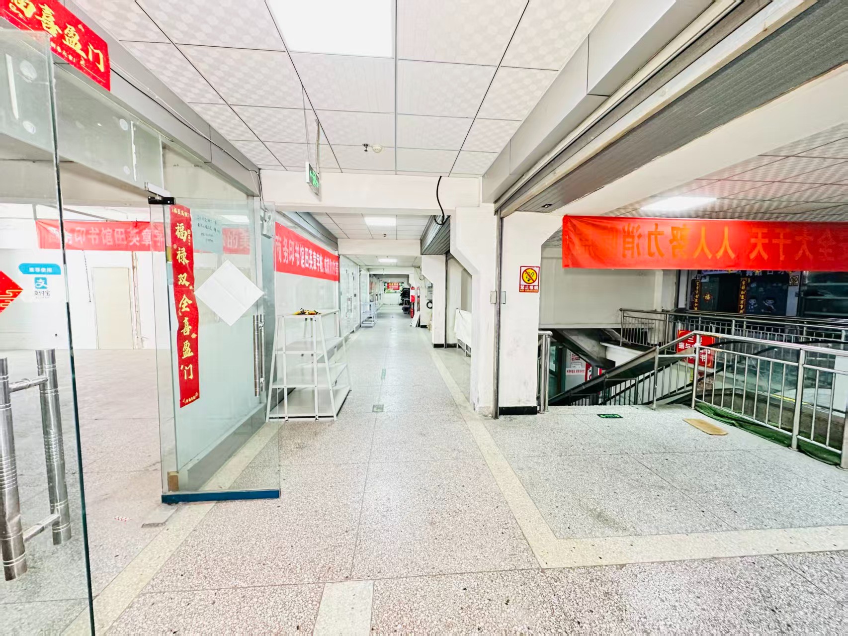 龙翔北路引入人工智能技术应用场景，推动AI与商业、零售、电商、企业服务等领域融合发展。