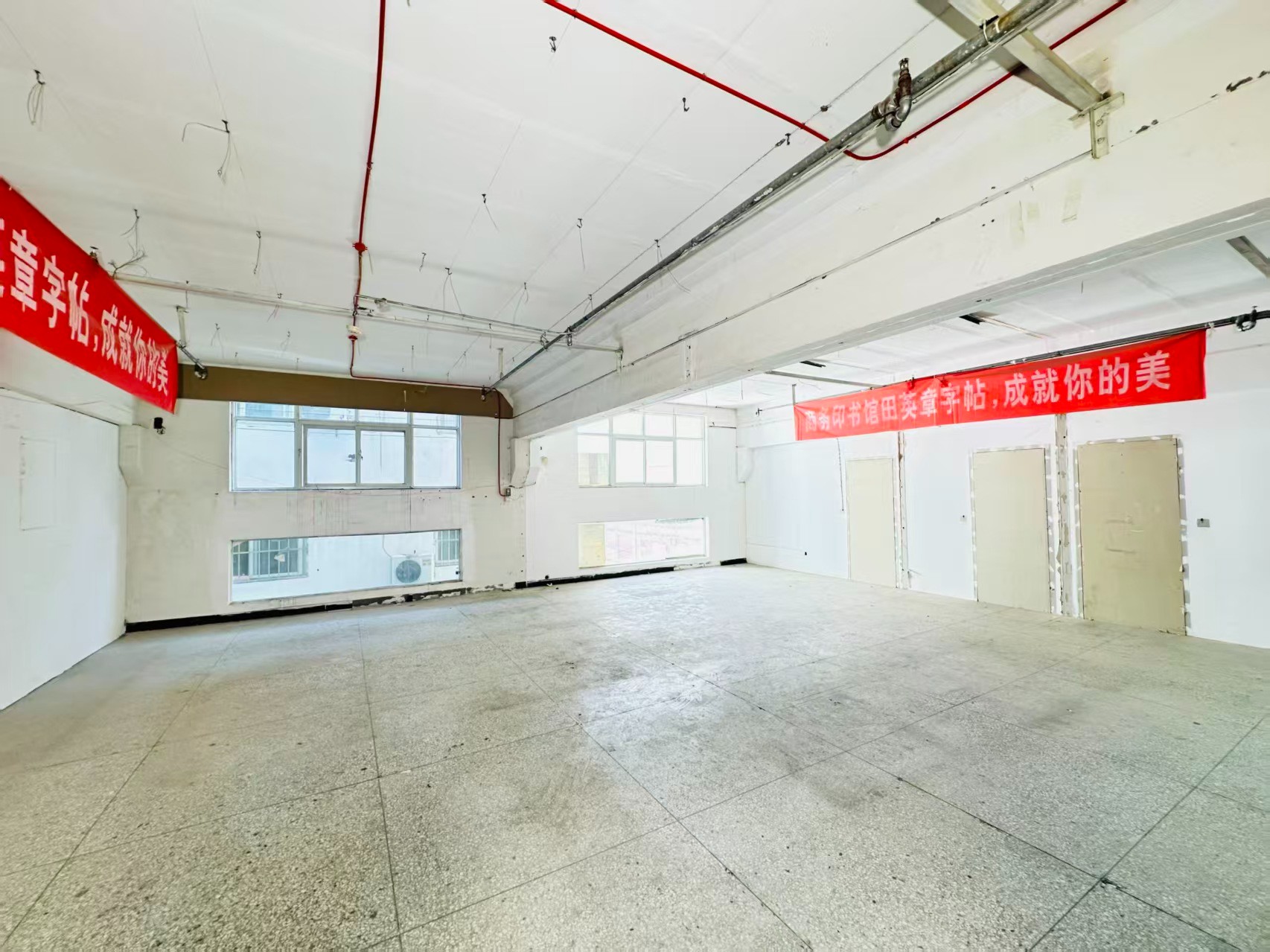 龙翔北路重点吸引人工智能应用、数字经济、电商直播、智能制造服务、软件开发、科技创新企业及创业团队入驻